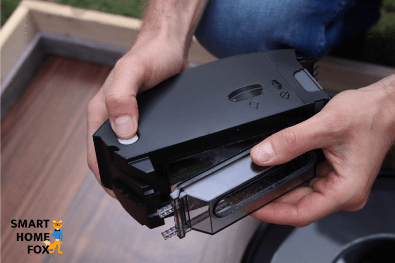 Mobiler Staubbehälter wird durch einen Knopfdruck geöffnet